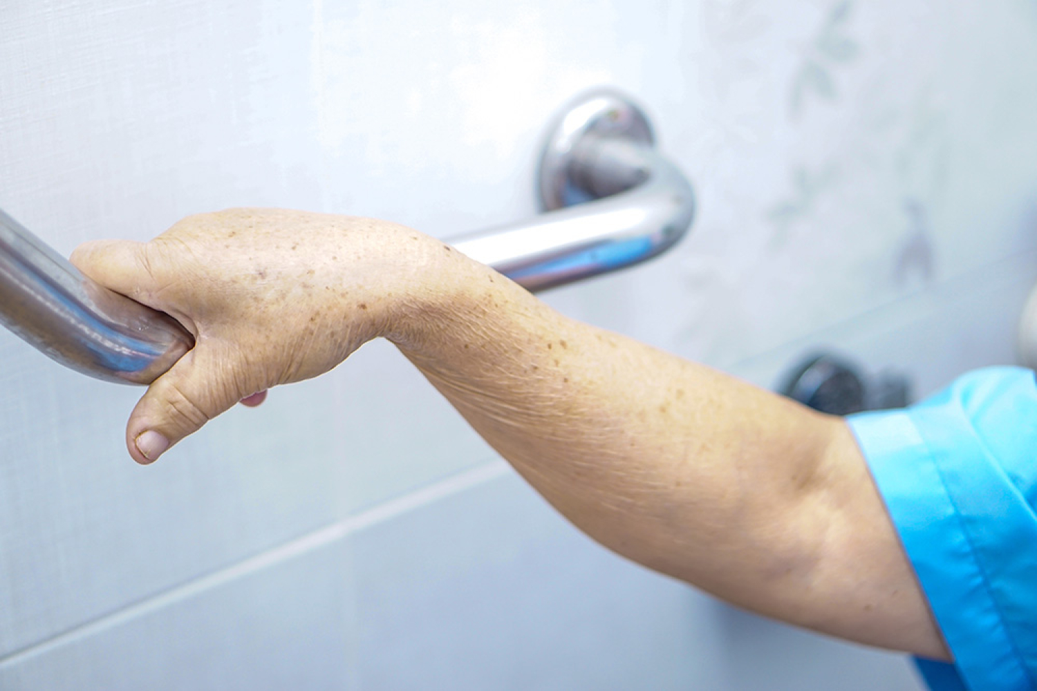stimuleren Oriëntatiepunt Buigen Handgrepen: onmisbaar in douche en toilet - Goed thuiszorgwinkel