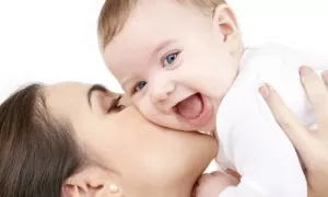moeder kust haar baby
